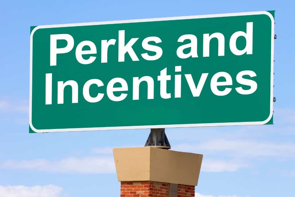 Green highway-style sign that reads "Perks and Incentives," representing the time-saving benefits and convenient services offered by Drop & Dash Laundry Pickup and Delivery.